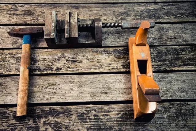Comment restaurer un meuble ancien : étapes pratiques et conseils