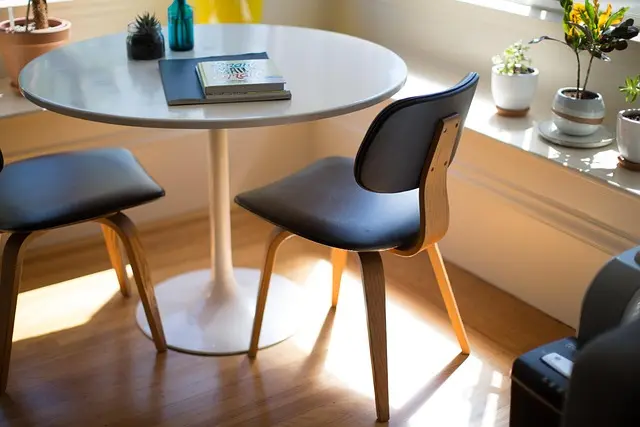 Les meilleures astuces pour restaurer vos meubles anciens