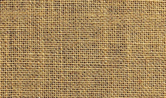 Comment utiliser des produits écologiques pour restaurer vos meubles anciens