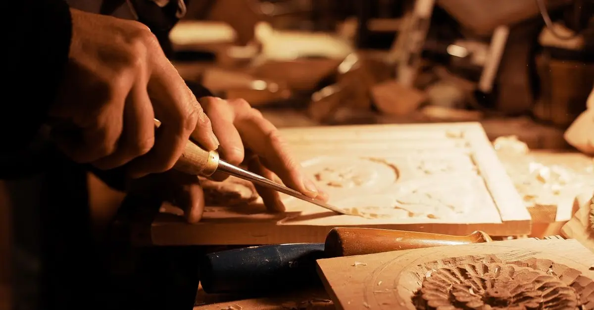 Techniques indispensables pour restaurer vos meubles anciens