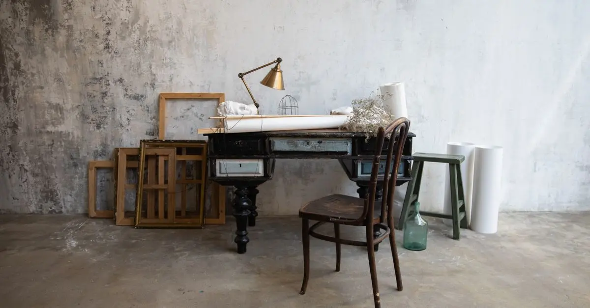 10 outils incontournables pour restaurer vos meubles anciens