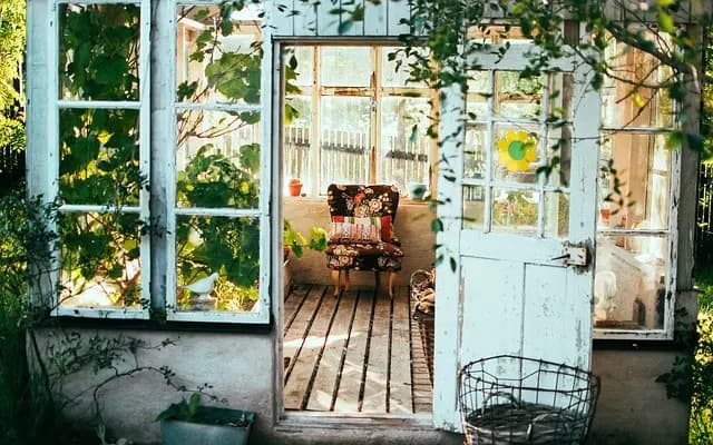 Comment restaurer un meuble ancien : guide pratique étape par étape