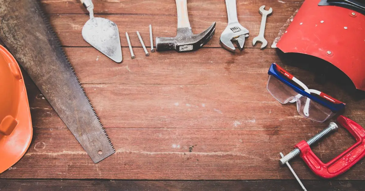 Les outils indispensables pour réussir la restauration de meubles anciens