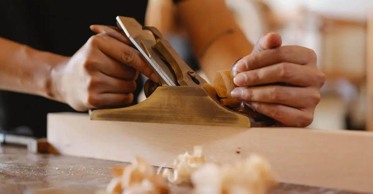 Les étapes indispensables pour réussir la restauration d'un meuble ancien