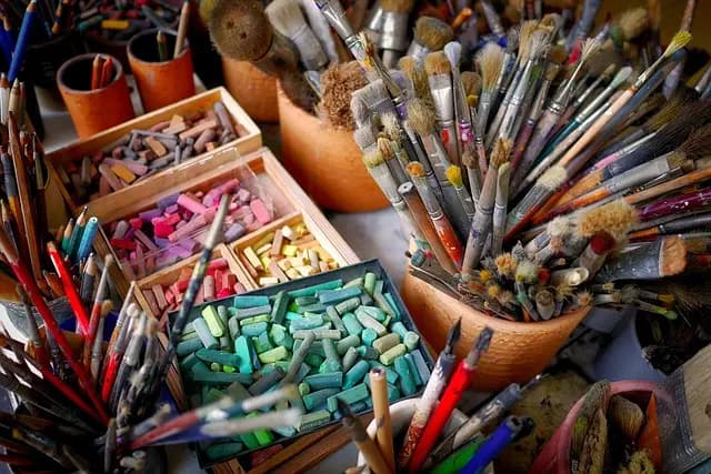 Les Meilleures Pratiques pour Restaurer des Meubles Anciens