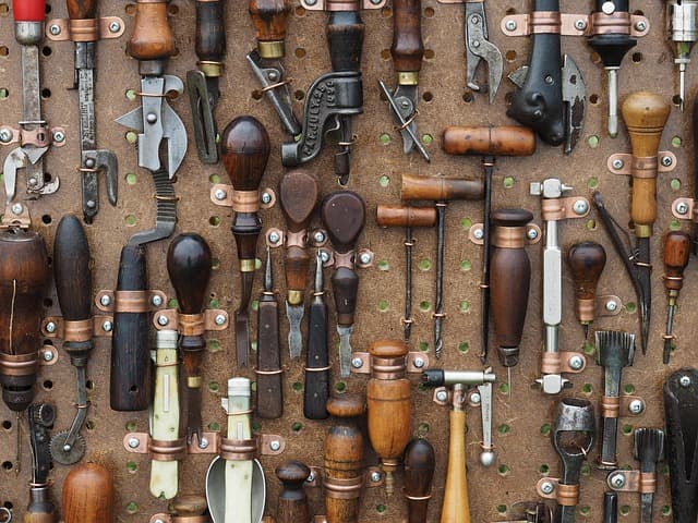 Comment choisir la bonne finition pour vos meubles anciens